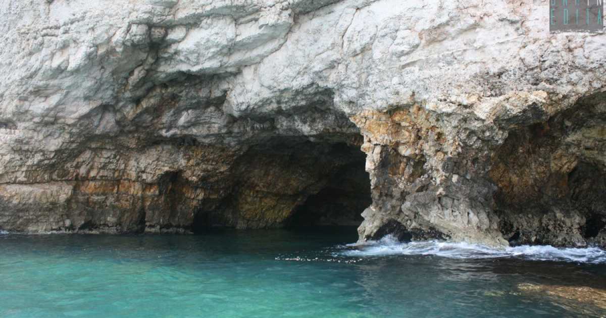Viaggio all'interno delle grotte di Polignano, celate dalla scogliera a picco sul mare